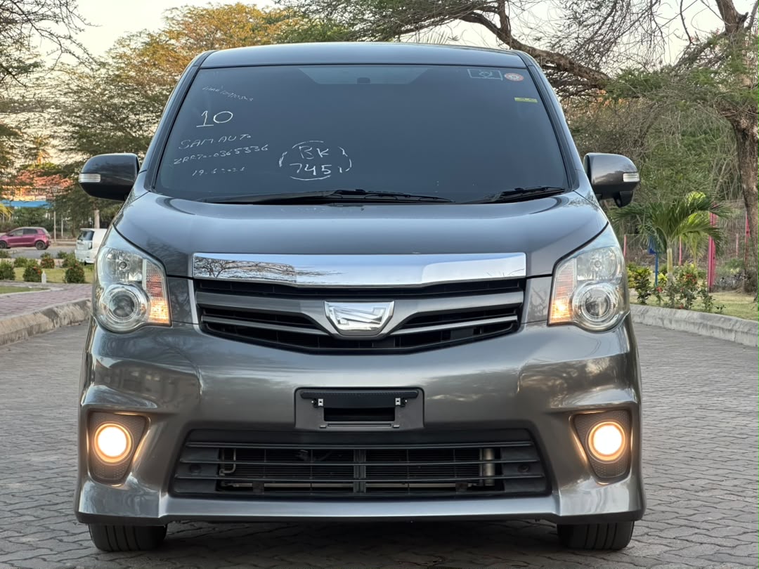 TOYOTA NOAH